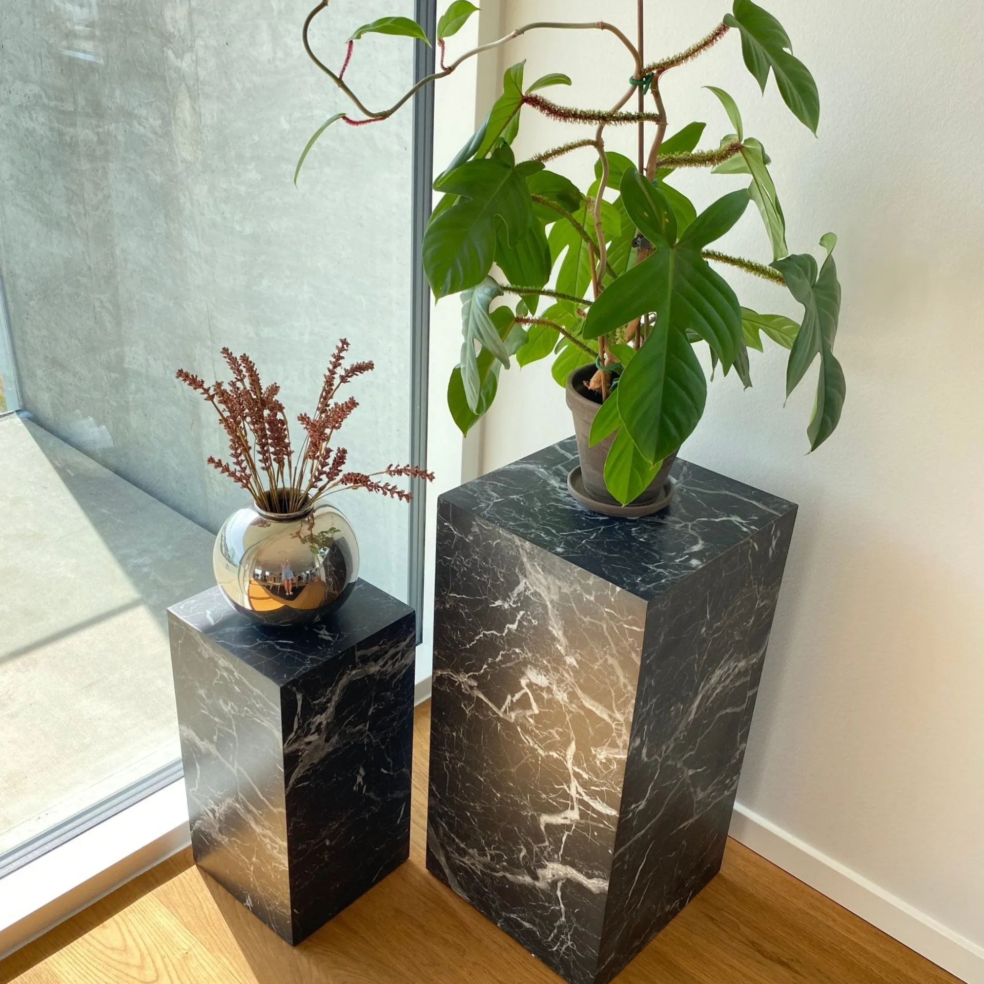 Outlet Nimara Adele - Sæt af sideborde/piedestaler i sort marmorprint