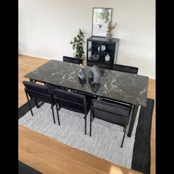 Hot Nimara Allie spisebordsstol - Sort velour med armlæn