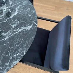 Hot Nimara Allie spisebordsstol - Sort velour med armlæn