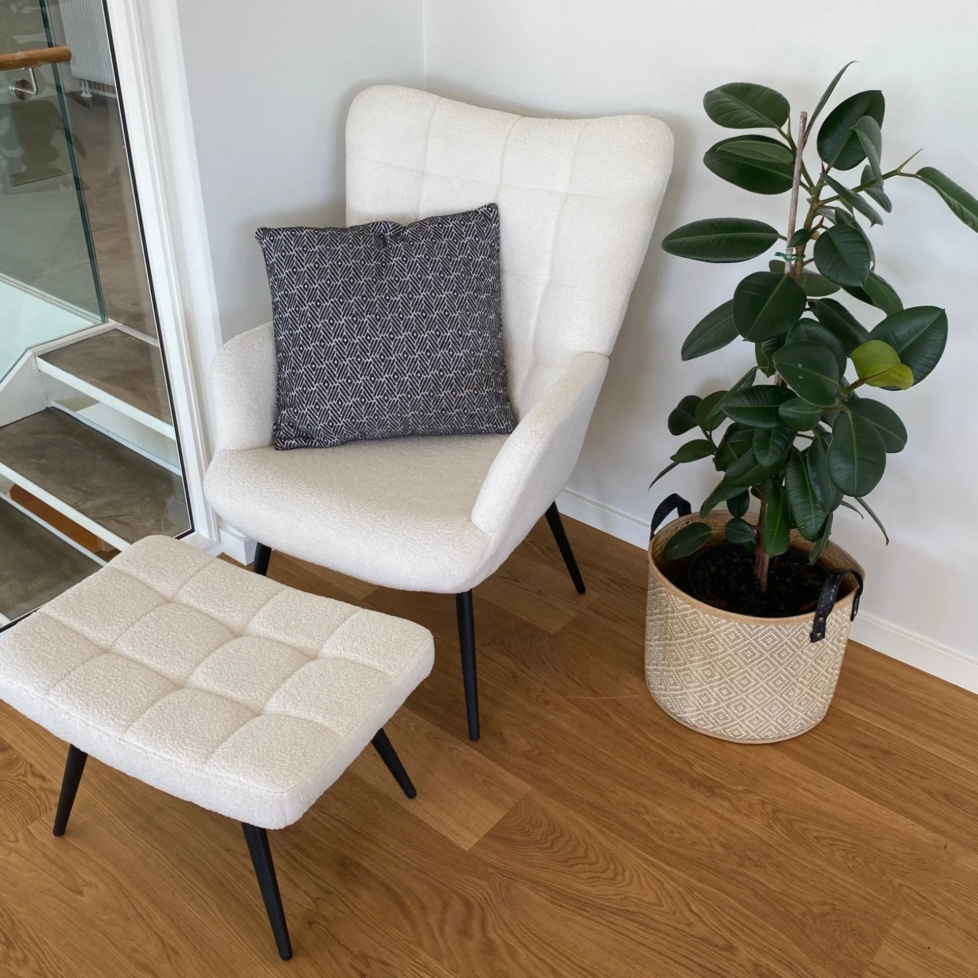 Best Nimara Allison Lænestol med Skammel - hvidt plys/imiteret lammeskind