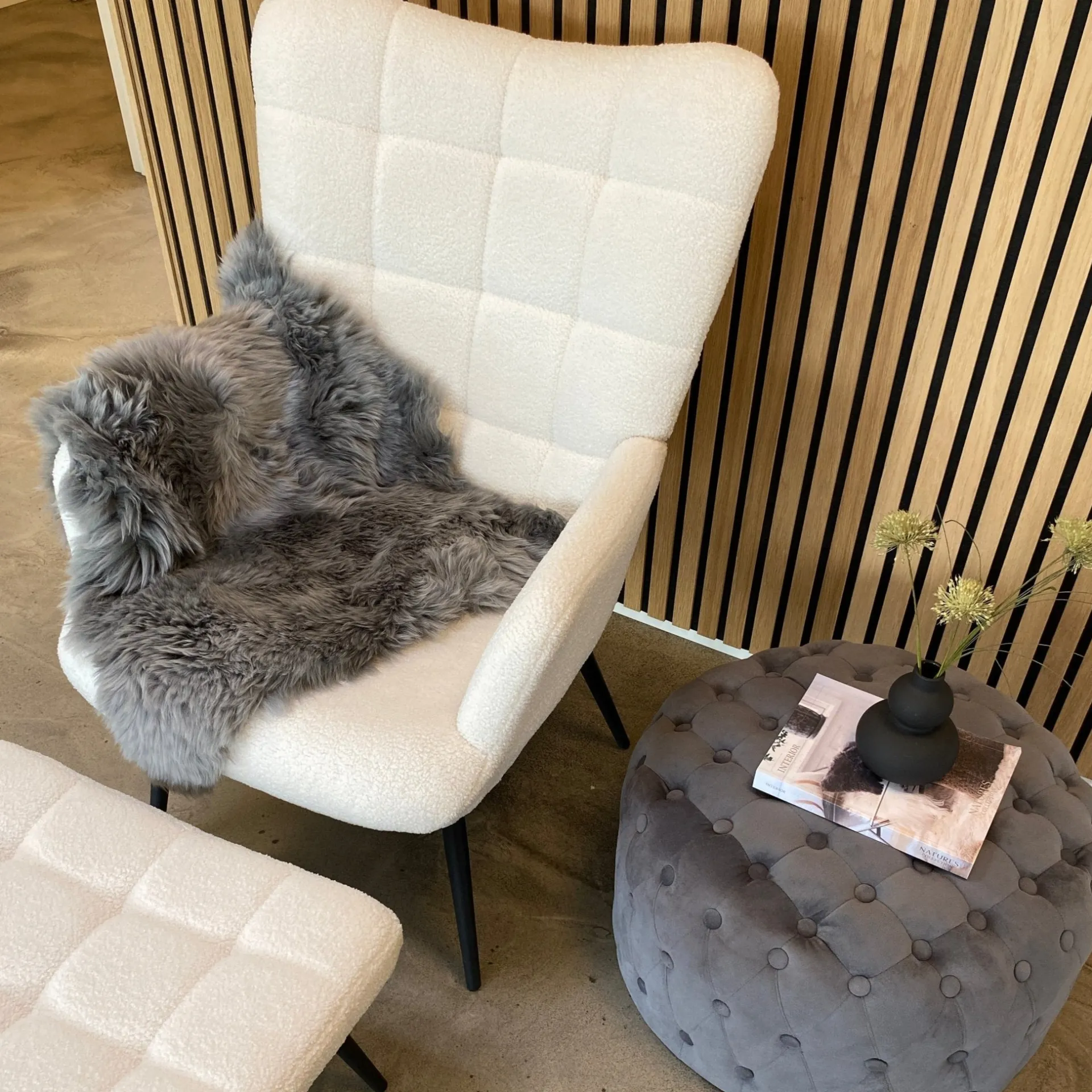 Best Nimara Allison Lænestol med Skammel - hvidt plys/imiteret lammeskind