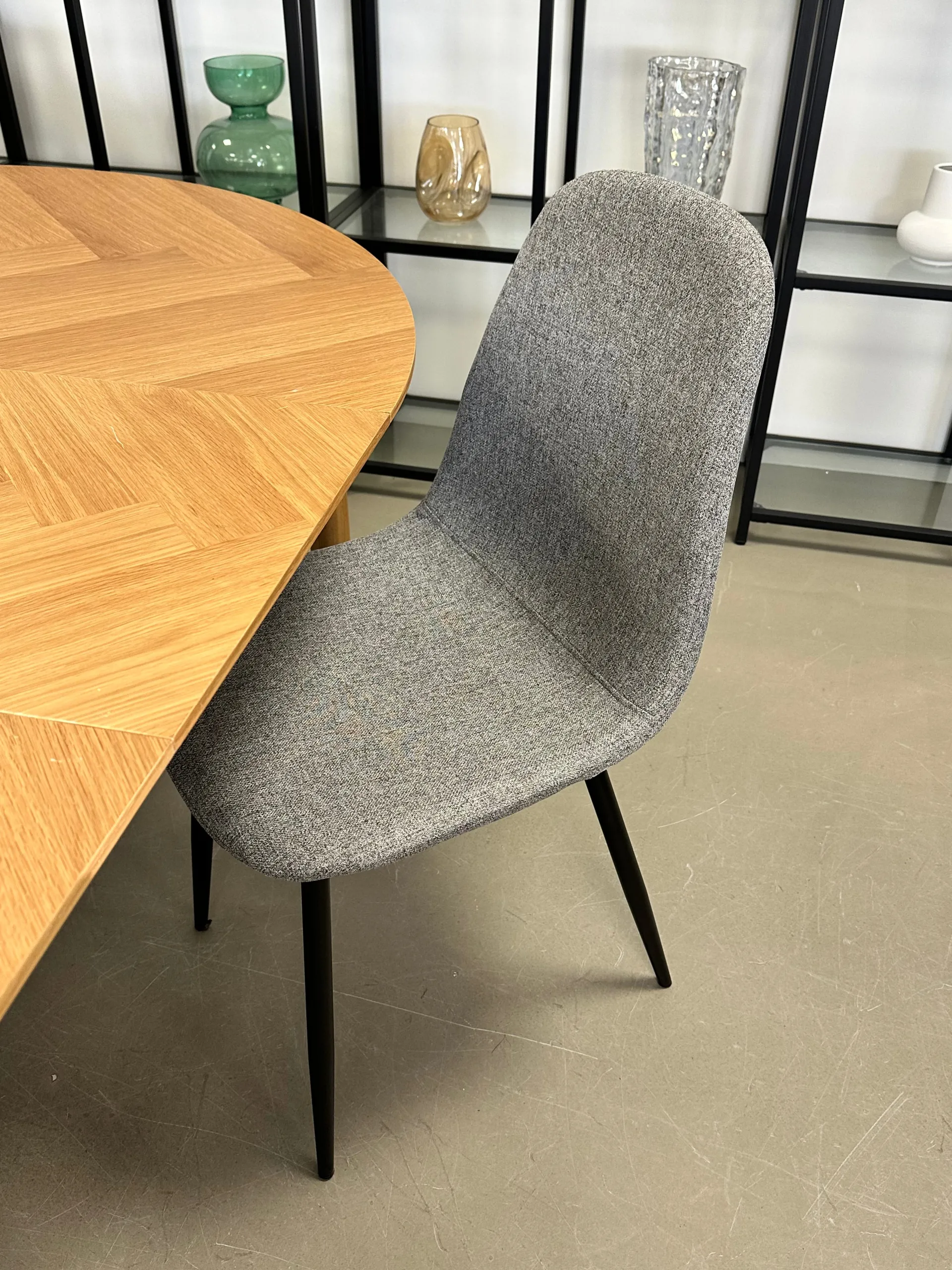 Hot Nimara Anna spisebordsstol - Grå tekstil med sorte ben