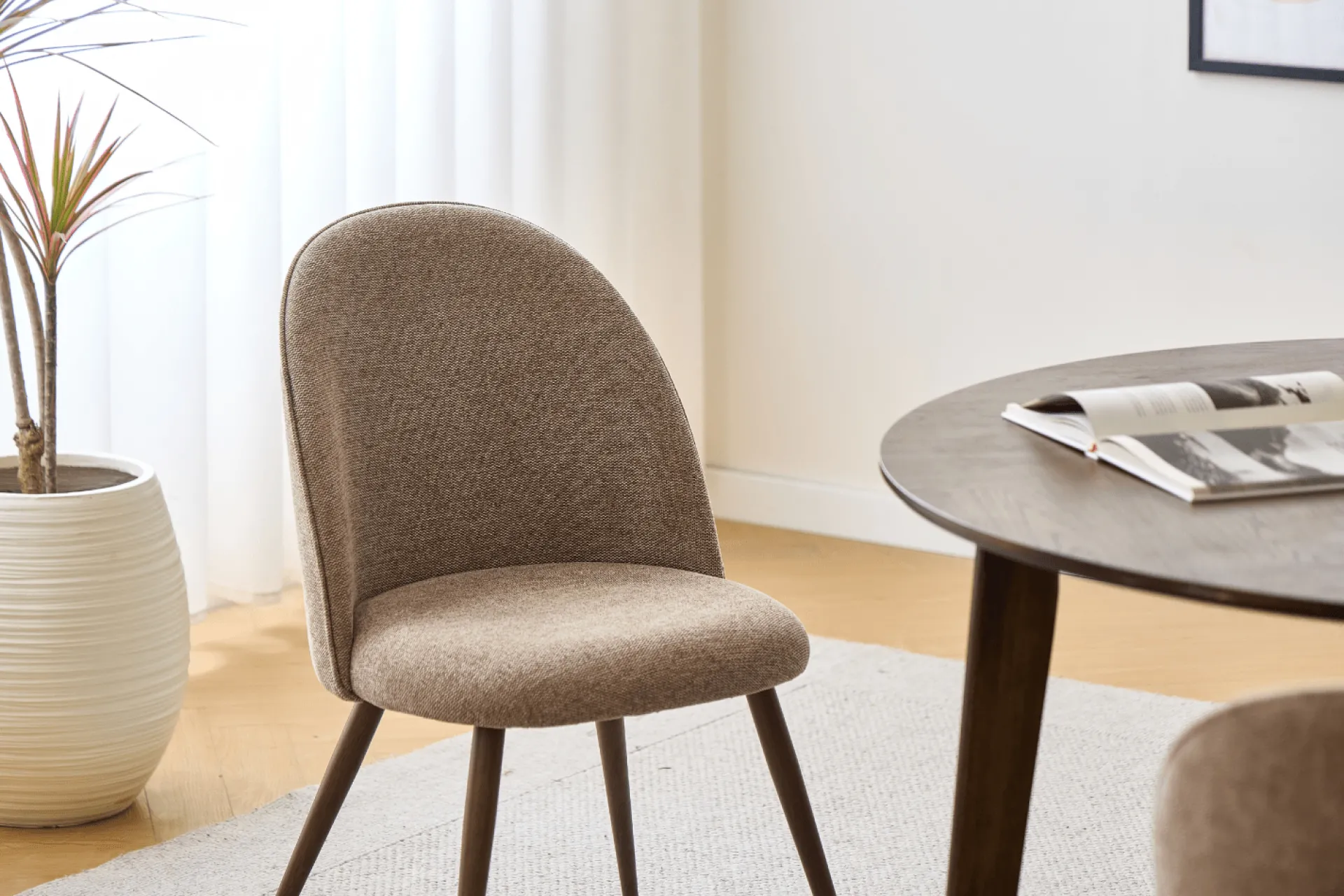 Online Nimara Annika spisebordsstol - sand tekstil med røget egelook