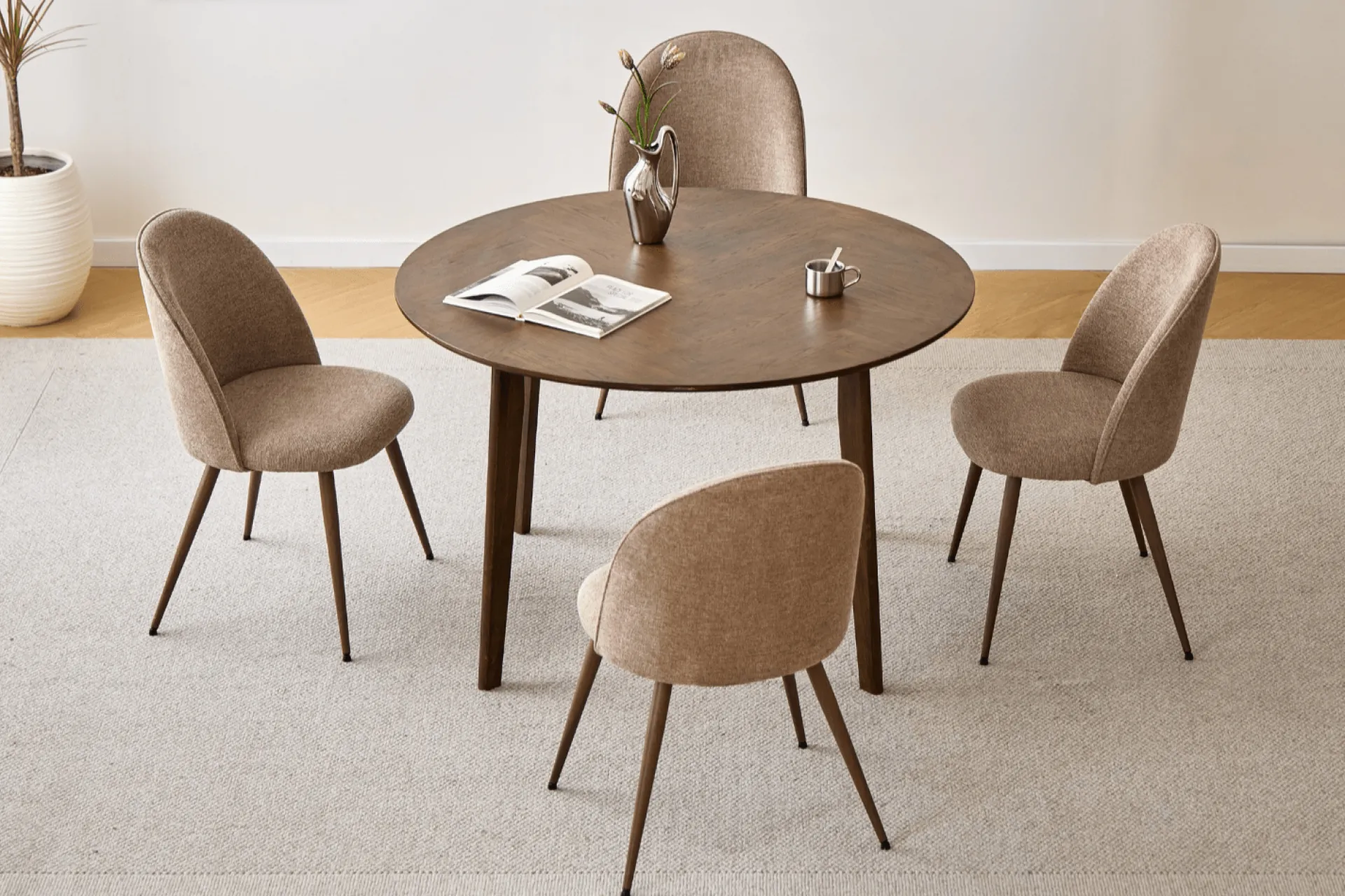 Online Nimara Annika spisebordsstol - sand tekstil med røget egelook