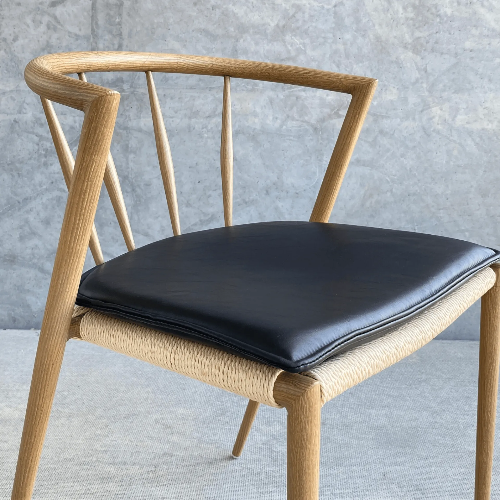 Nimara Bella - Sædehynde i sort kunstlæder