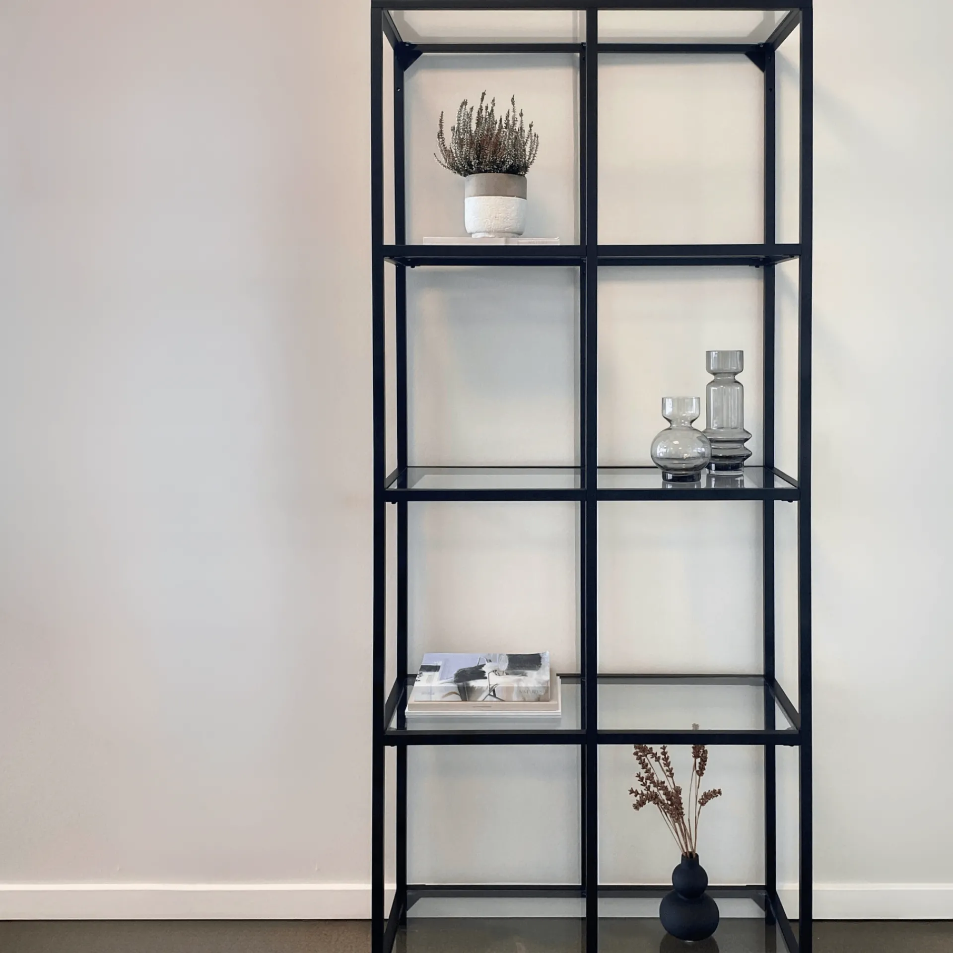 Online Nimara Bianca sort bogreol med glashylder 80x35x180 cm