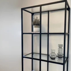 Online Nimara Bianca sort bogreol med glashylder 80x35x180 cm