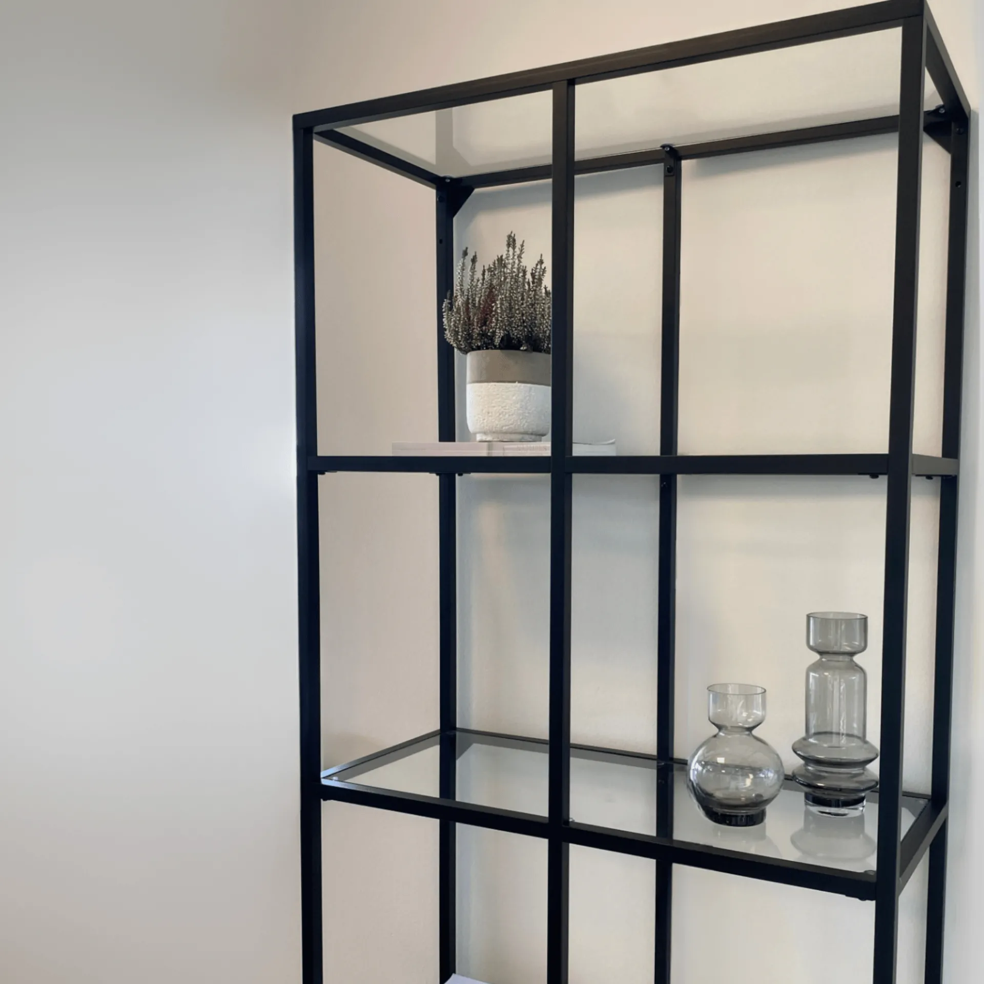 Online Nimara Bianca sort bogreol med glashylder 80x35x180 cm