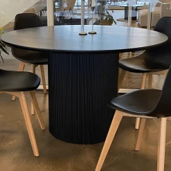 Discount Nimara Carisma rundt lamel spisebord - sort med søjleben - Ø120 cm