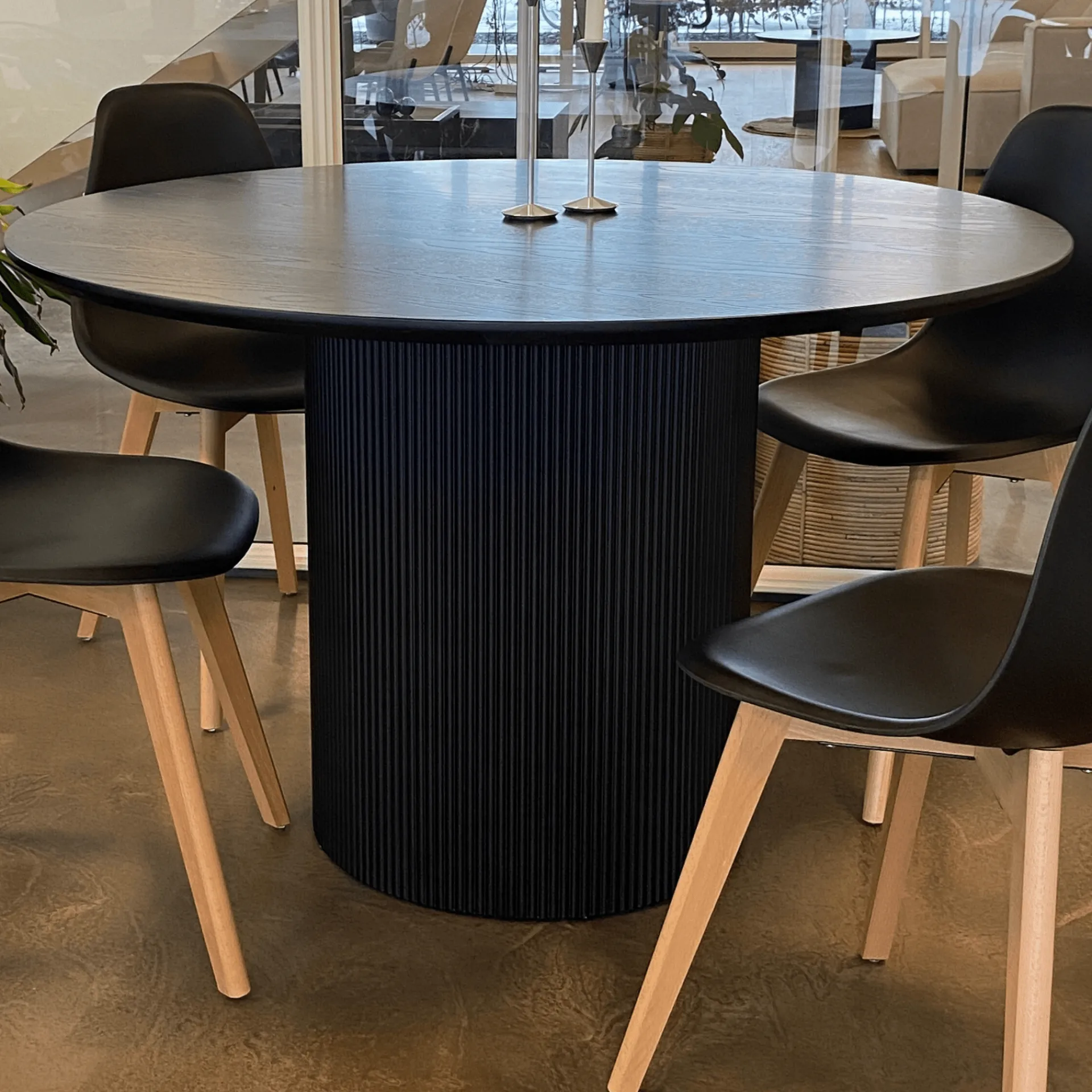 Discount Nimara Carisma rundt lamel spisebord - sort med søjleben - Ø120 cm