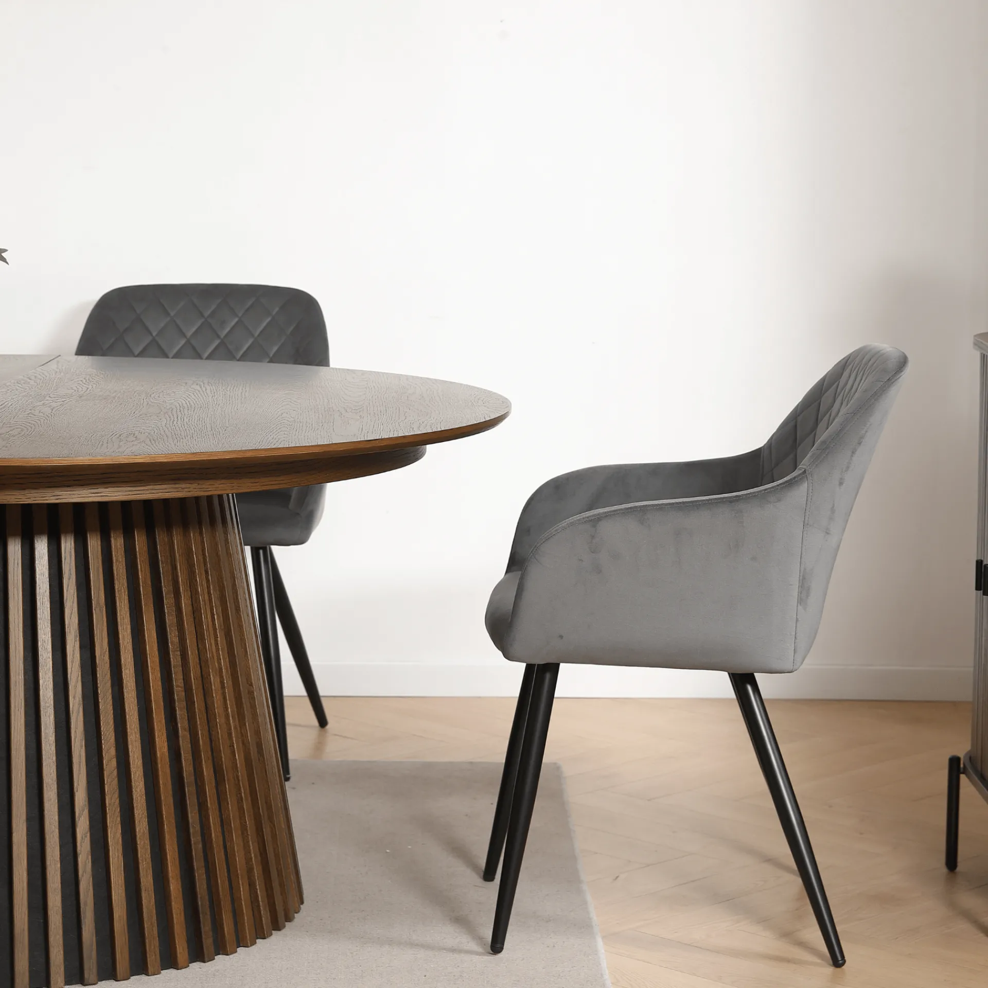 Discount Nimara Carlo spisebordsstol - Grå velour med armlæn