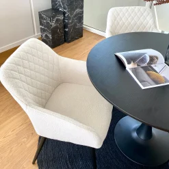 Best Nimara Carlo spisebordsstol - Hvid boucle polstret med armlæn