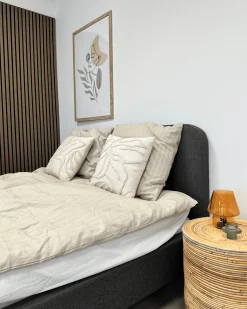 Sale Nimara Christian seng i grå 140x200 cm inkl. sengelameller og madrasser