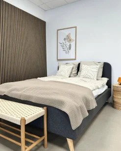 Clearance Nimara Christian sengeramme i grå 140x200 cm ekskl. sengelameller og madrasser