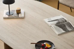 Hot Nimara Enzo ovalt spisebord med stenbordplade i beige og lamelfod i røget eg 220x100x76 cm