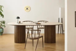 Hot Nimara Enzo ovalt spisebord med stenbordplade i beige og lamelfod i røget eg 220x100x76 cm