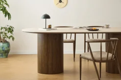 Hot Nimara Enzo ovalt spisebord med stenbordplade i beige og lamelfod i røget eg 220x100x76 cm