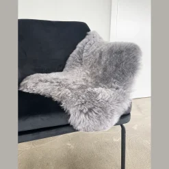 Sale Nimara Ægte New Zealand lammeskind langhåret - Grå 95x65 cm