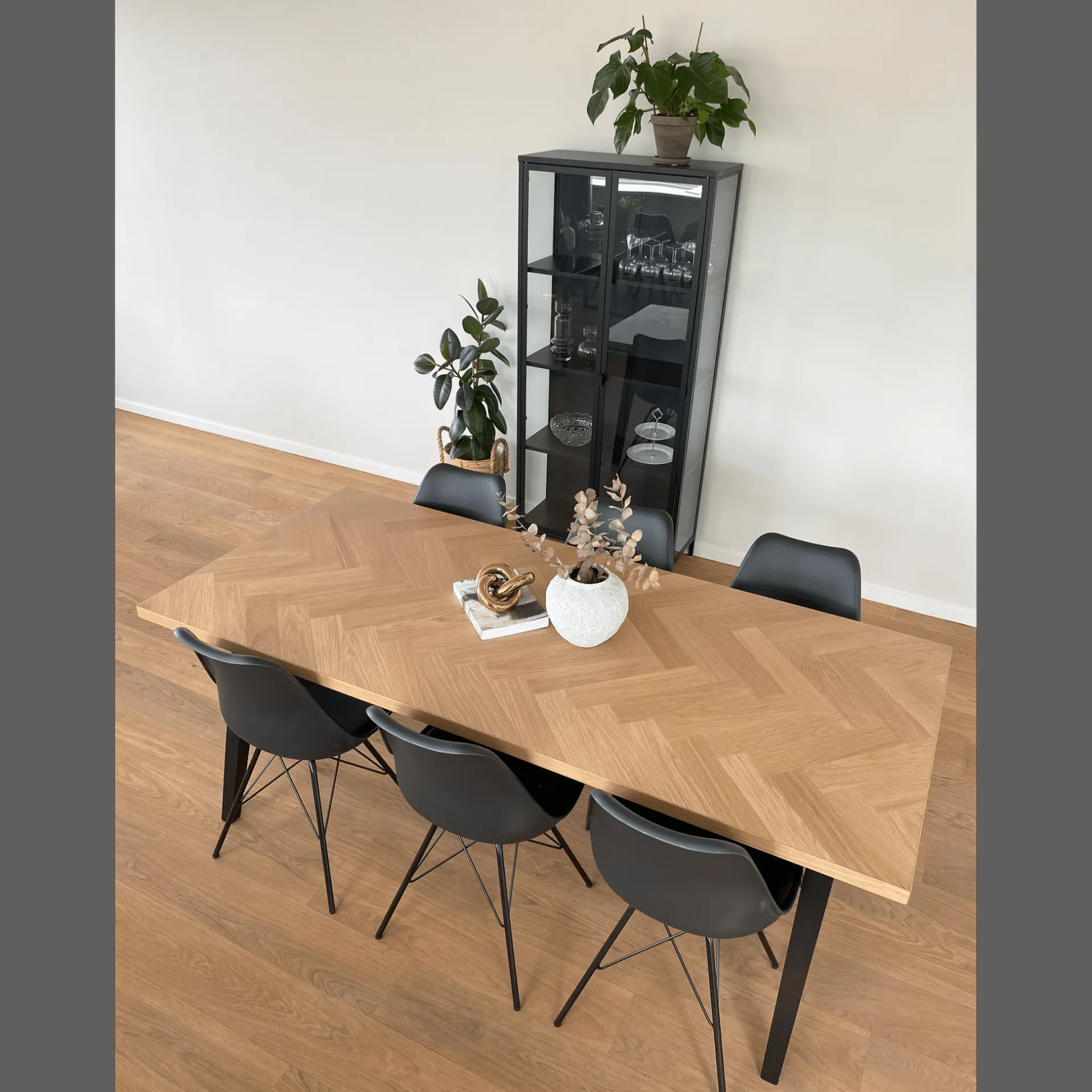 Clearance Nimara Hannah spisebordsstol - Sort med sorte ben