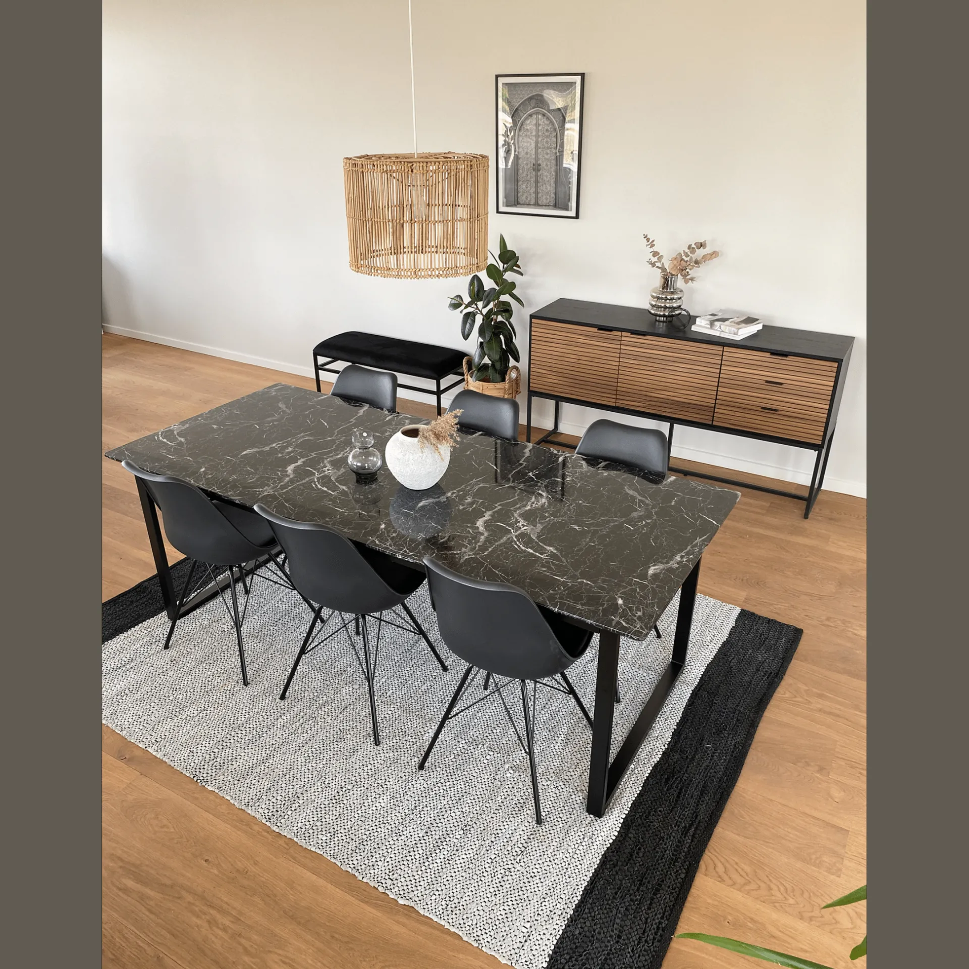 Clearance Nimara Hannah spisebordsstol - Sort med sorte ben