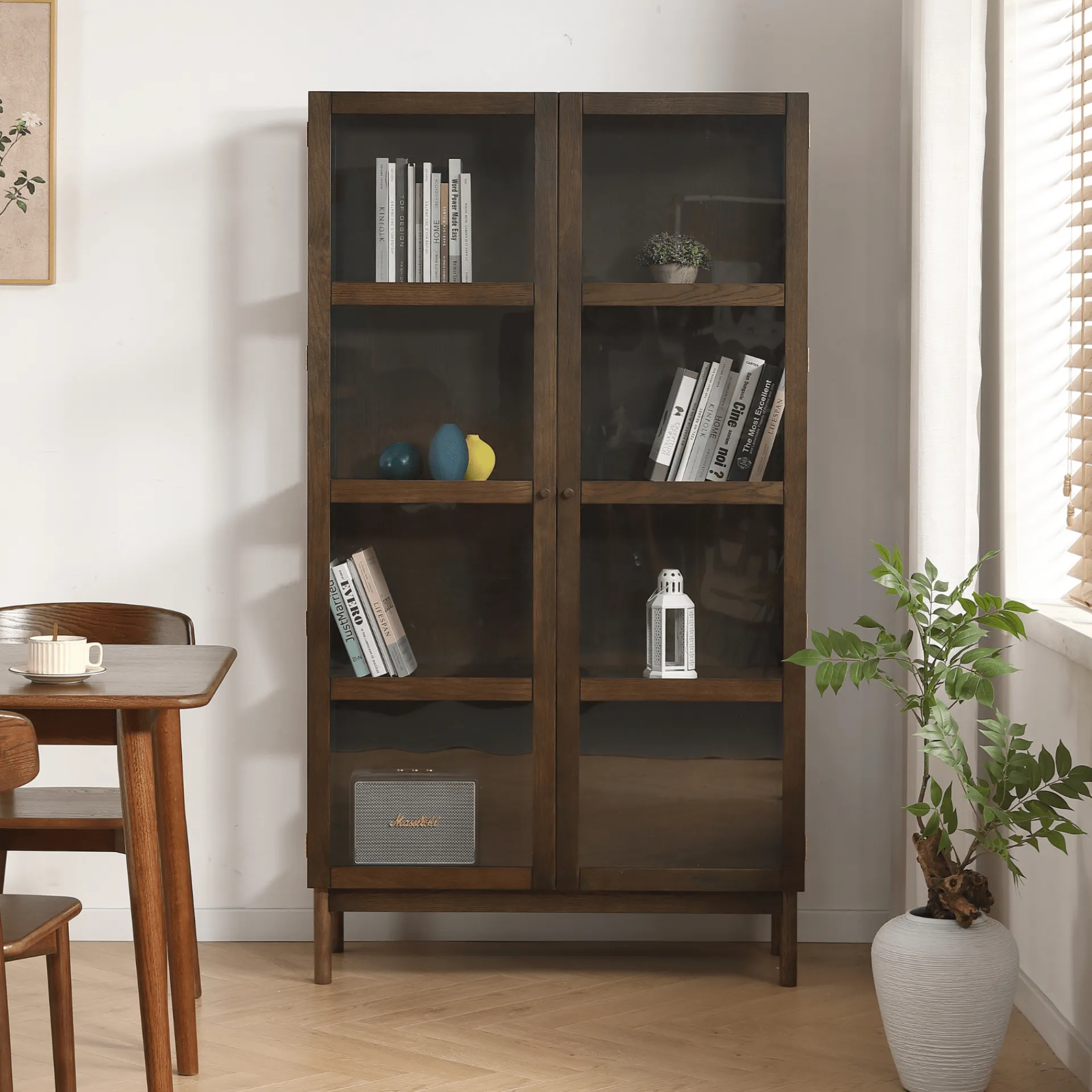 Outlet Nimara Havana egetræ vitrineskab i røget eg med 2 låger -180x40x100 cm