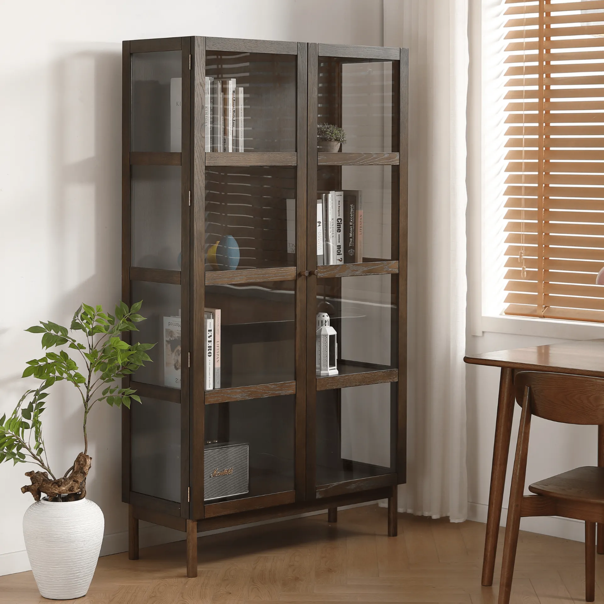 Outlet Nimara Havana egetræ vitrineskab i røget eg med 2 låger -180x40x100 cm