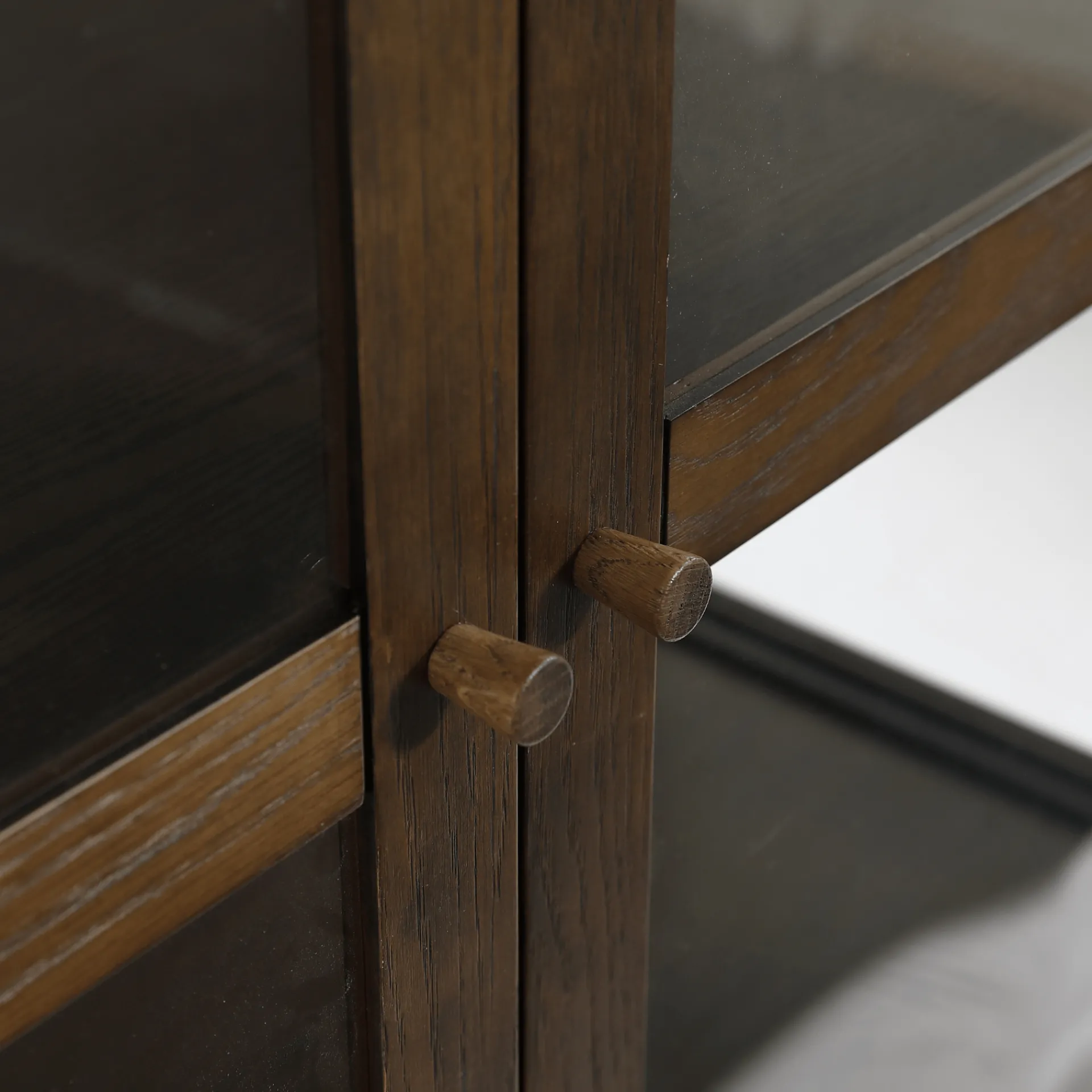 Outlet Nimara Havana egetræ vitrineskab i røget eg med 2 låger -180x40x100 cm