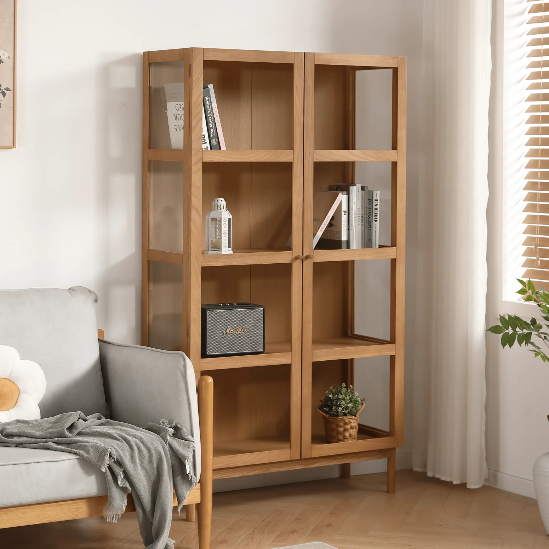 Online Nimara Havana egetræ vitrineskab med 2 låger - 180x40x100 cm