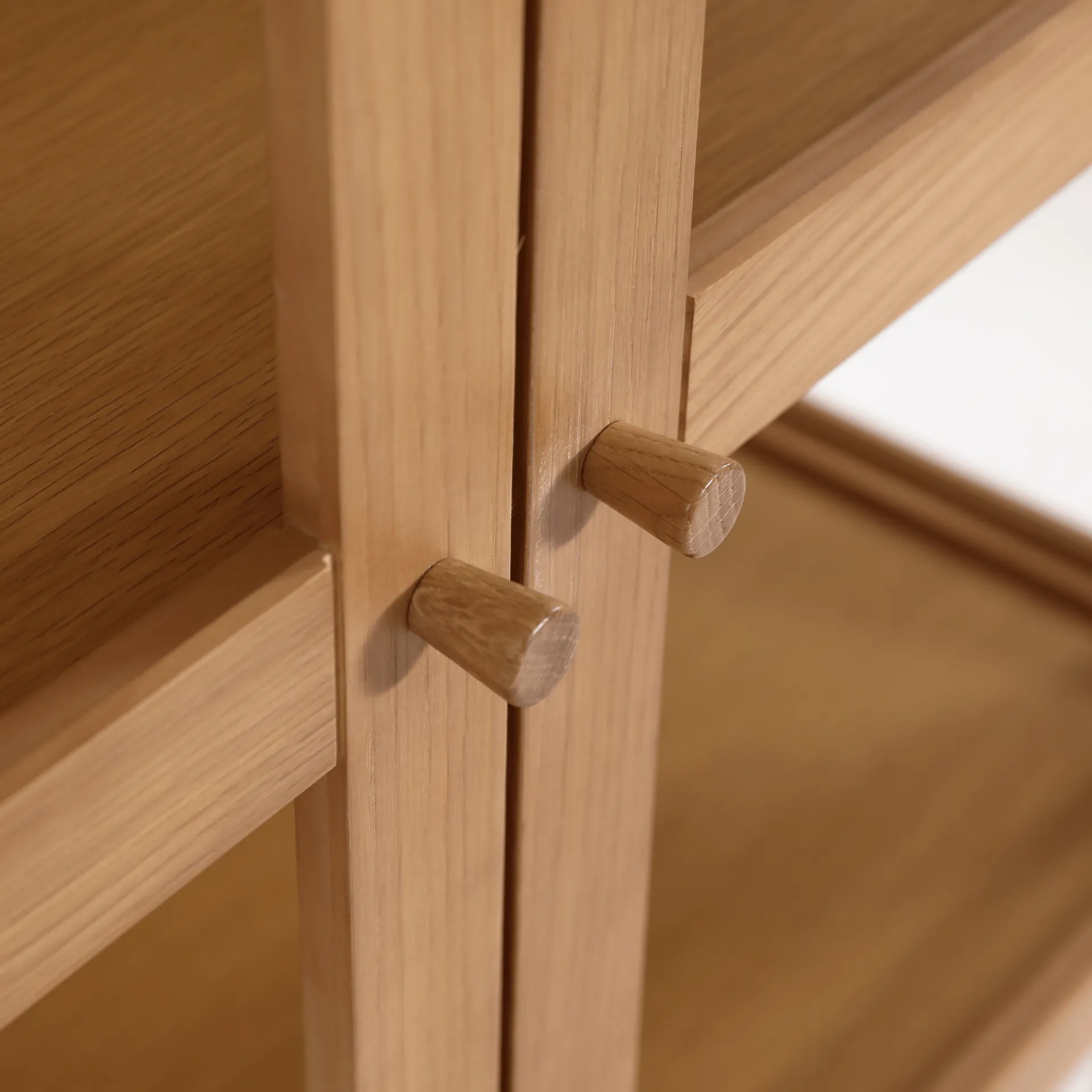 Online Nimara Havana egetræ vitrineskab med 2 låger - 180x40x100 cm