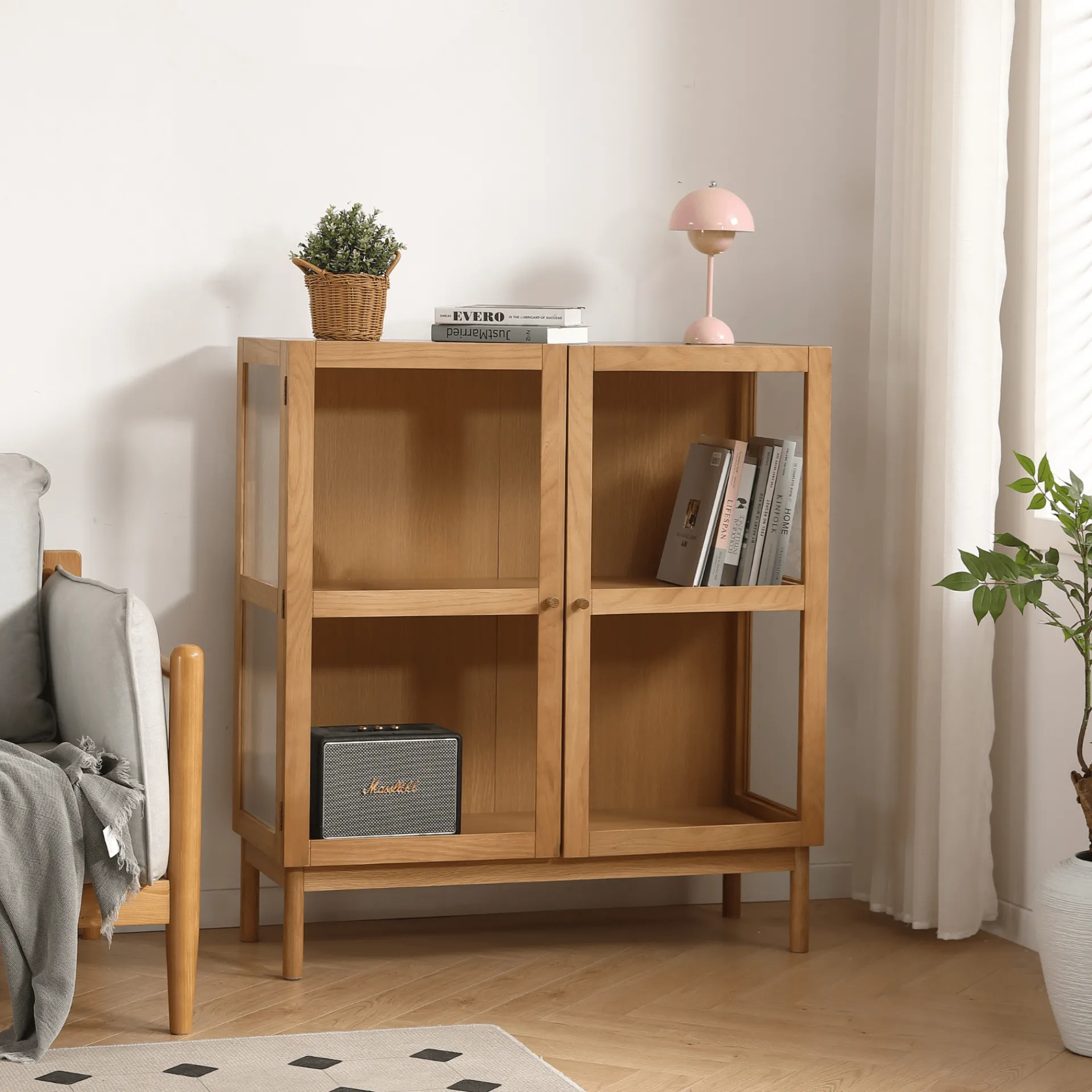 Outlet Nimara Havana egetræ vitrineskab med 2 låger -110x40x100 cm