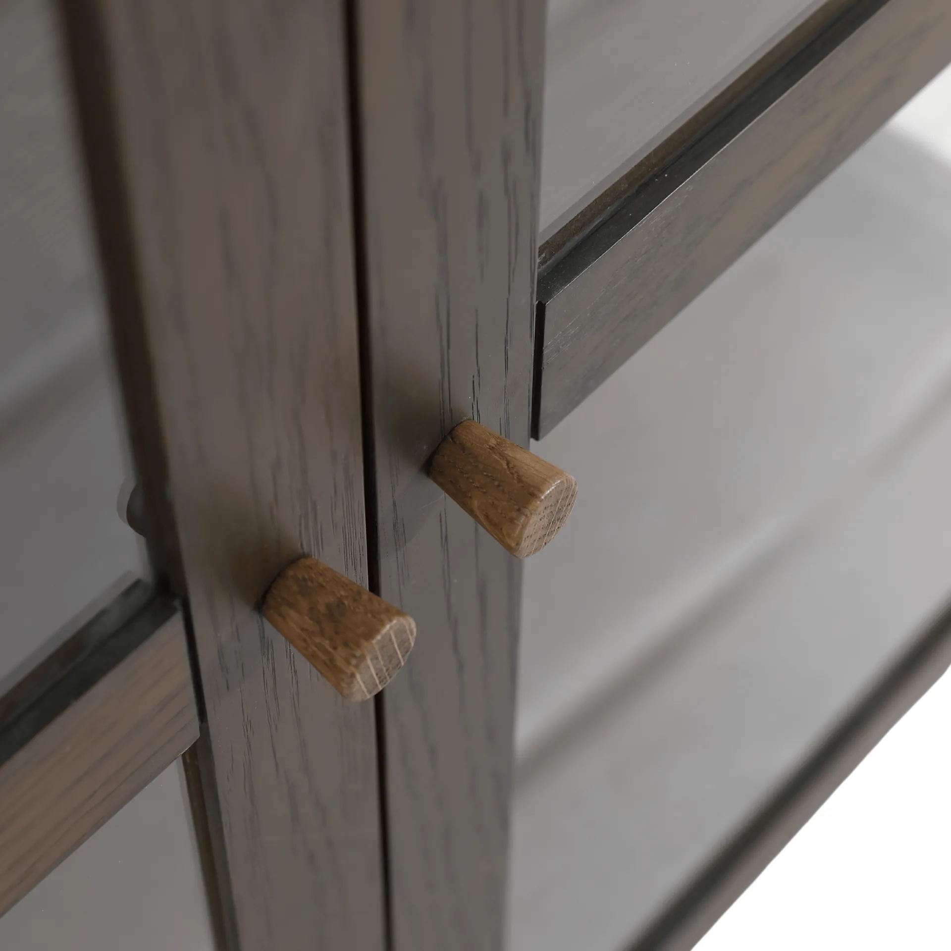 Discount Nimara Havana vitrineskab i røget eg med 2 låger - 110x40x100 cm