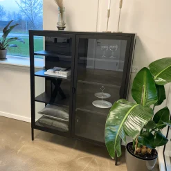 Best Nimara Herman Vitrineskab - Sort metal/glas - 110x40x140 cm