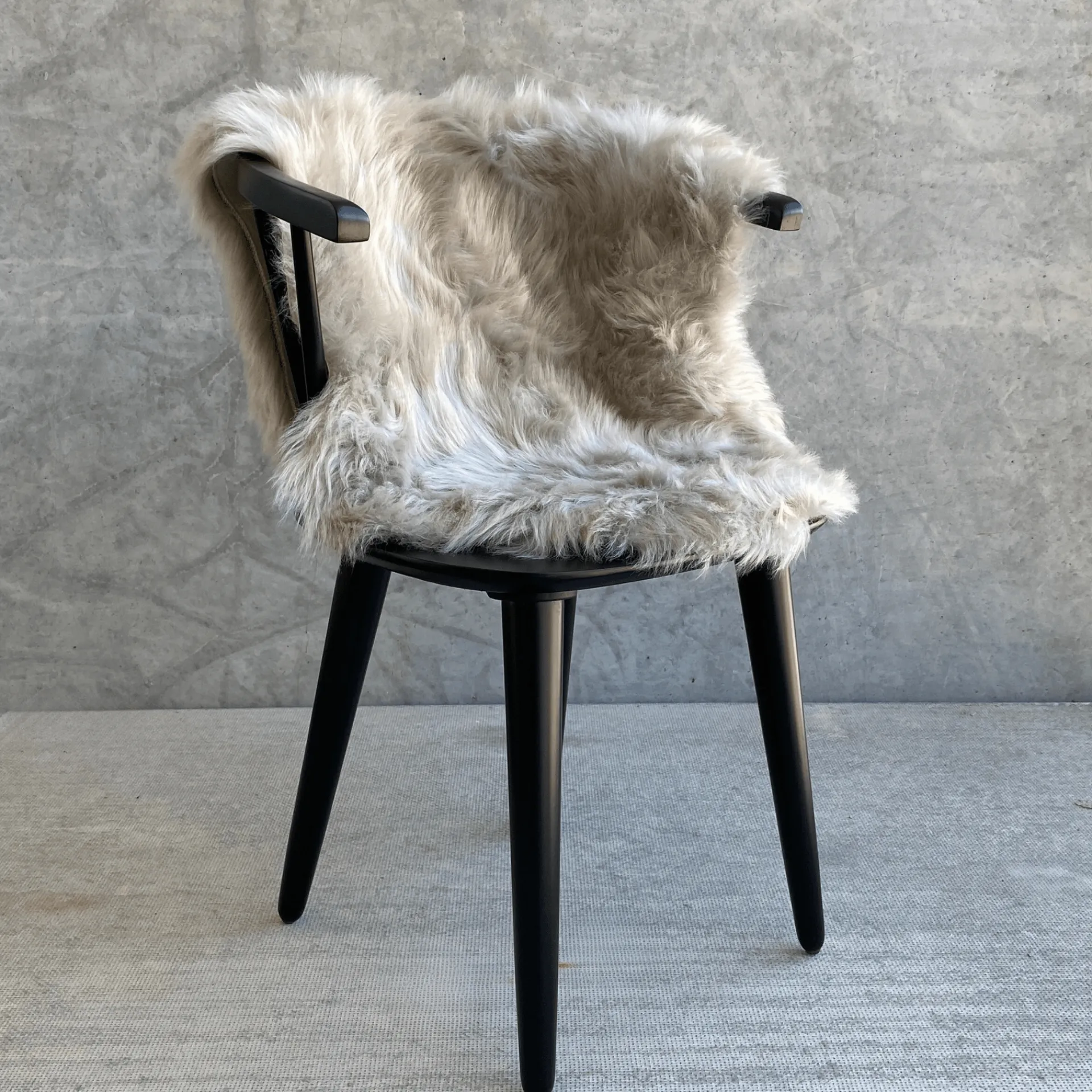 Discount Nimara Imiteret langhåret lammeskind i Grå - 65x95 cm