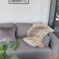 Discount Nimara Imiteret langhåret lammeskind i Grå - 65x95 cm