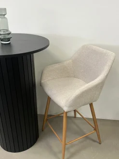 Outlet Nimara Jenna barstol - beige tekstil med armlæn 65 cm