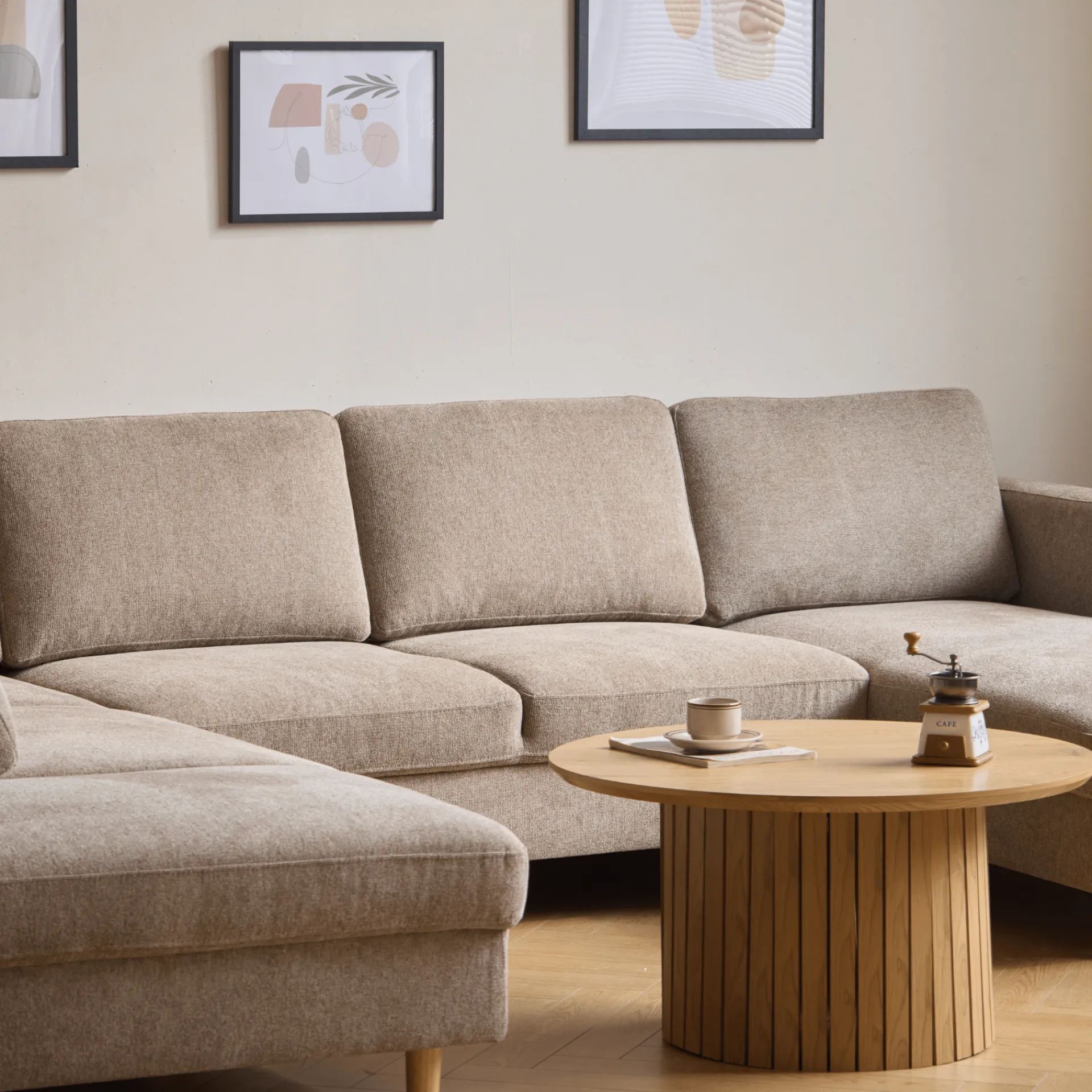 Discount Nimara Jennifer højrevendt u-sofa i sand med chaiselong - L: 300 x D: 208 x H: 82 cm