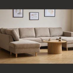 Discount Nimara Jennifer højrevendt u-sofa i sand med chaiselong - L: 300 x D: 208 x H: 82 cm