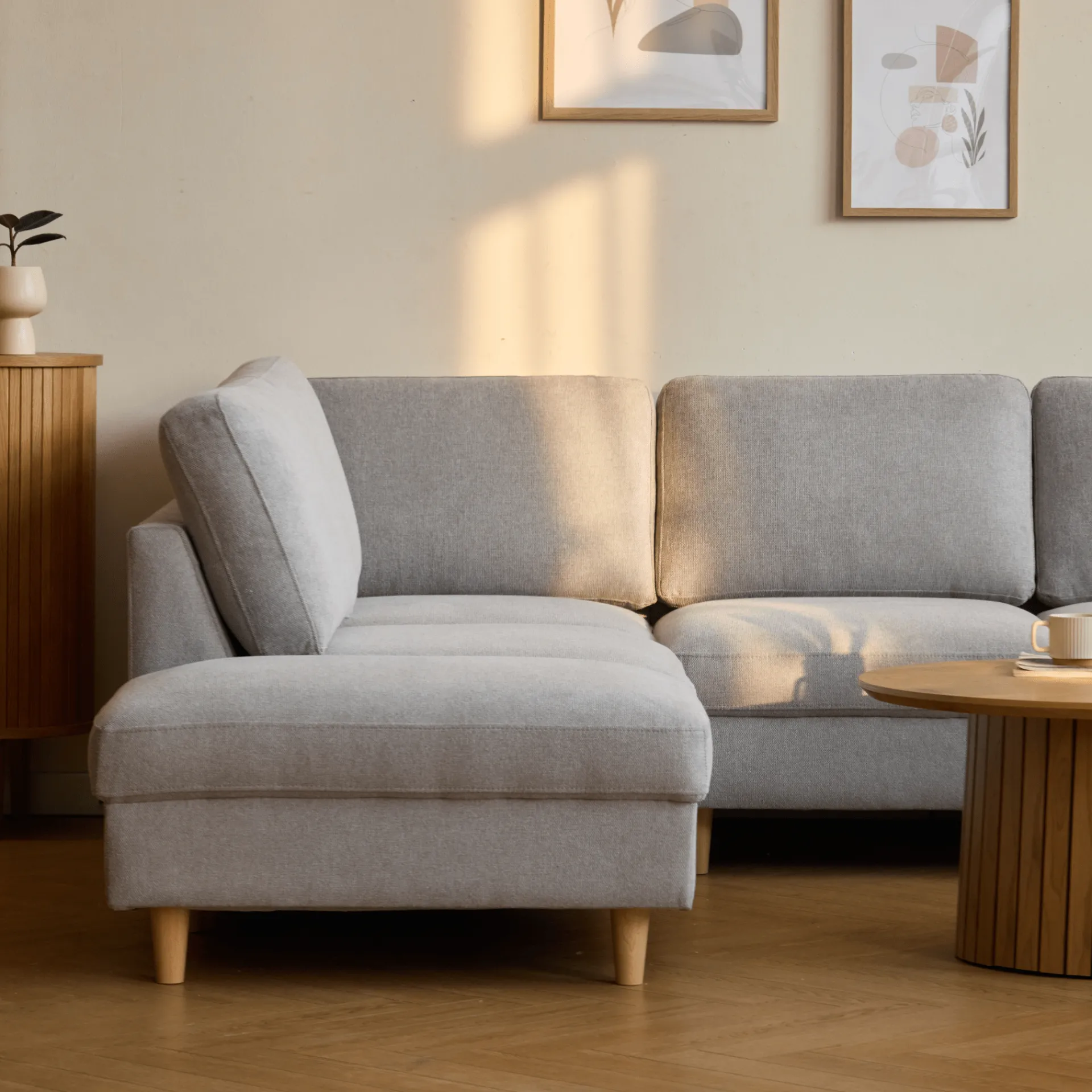 New Nimara Jennifer højrevendt u-sofa i lys grå med chaiselong - L: 300 x D: 208 x H: 82 cm