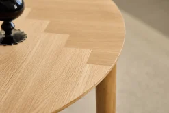 Sale Nimara Joshua - Rundt spisebord i natur egefiner med udtræk 120/160/200 cm - Inkl. 2 Tillægsplader