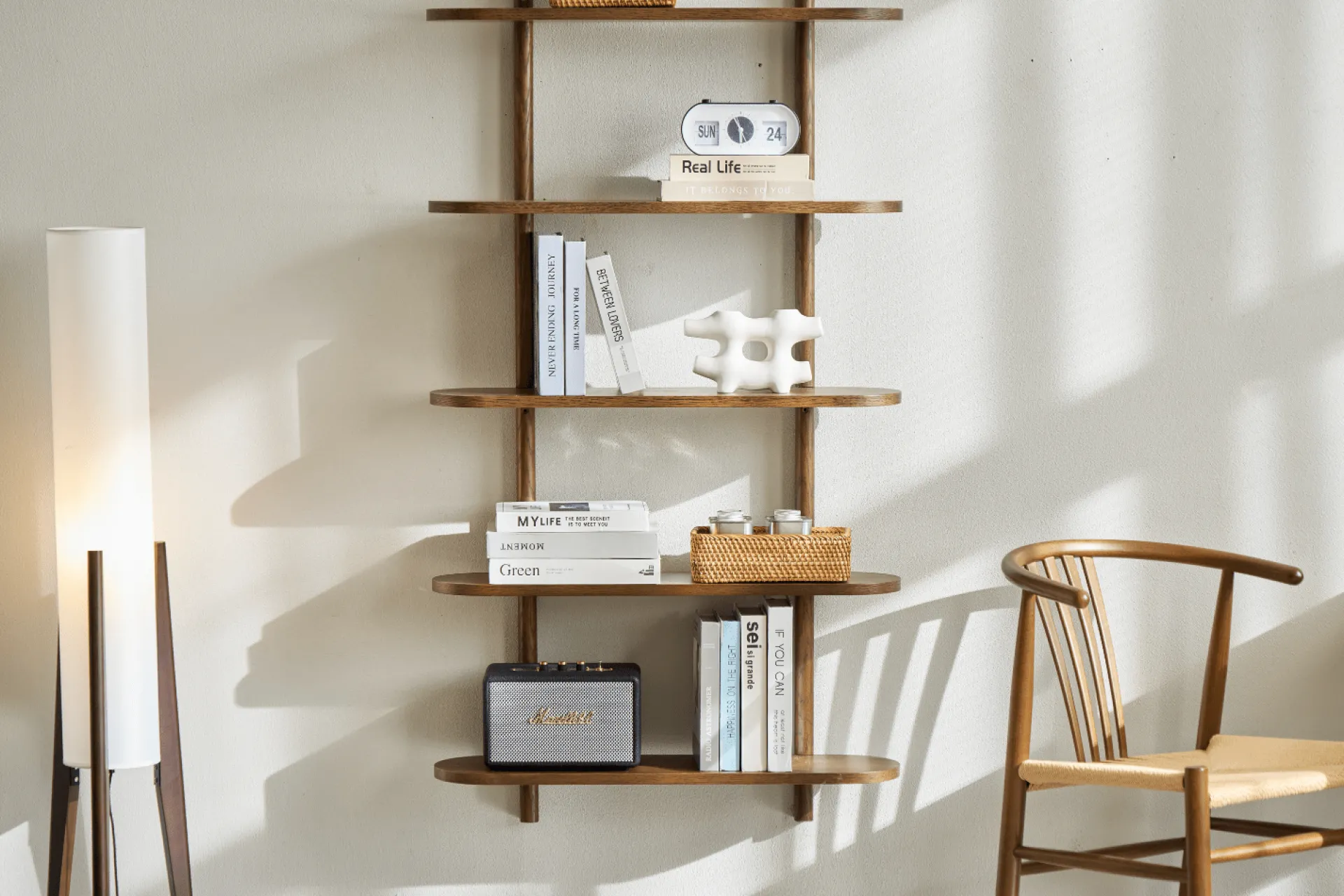 Outlet Nimara Juliet væghylde i røget eg med 5 hylder H:140 x B:22 x B:75 cm