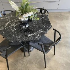 New Nimara Lagoni - rundt spisebord Ø100 cm i sort marmor look