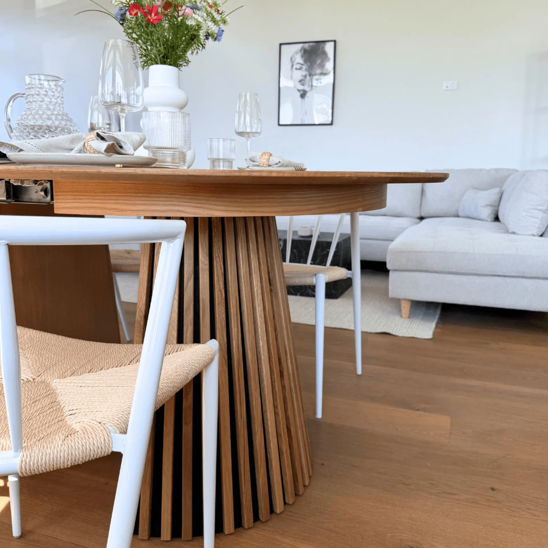 Online Nimara Lewis - Lamel rundt Spisebord I Egefiner med udtræk 150/190/230 CM - 2x tillægsplader medfølger