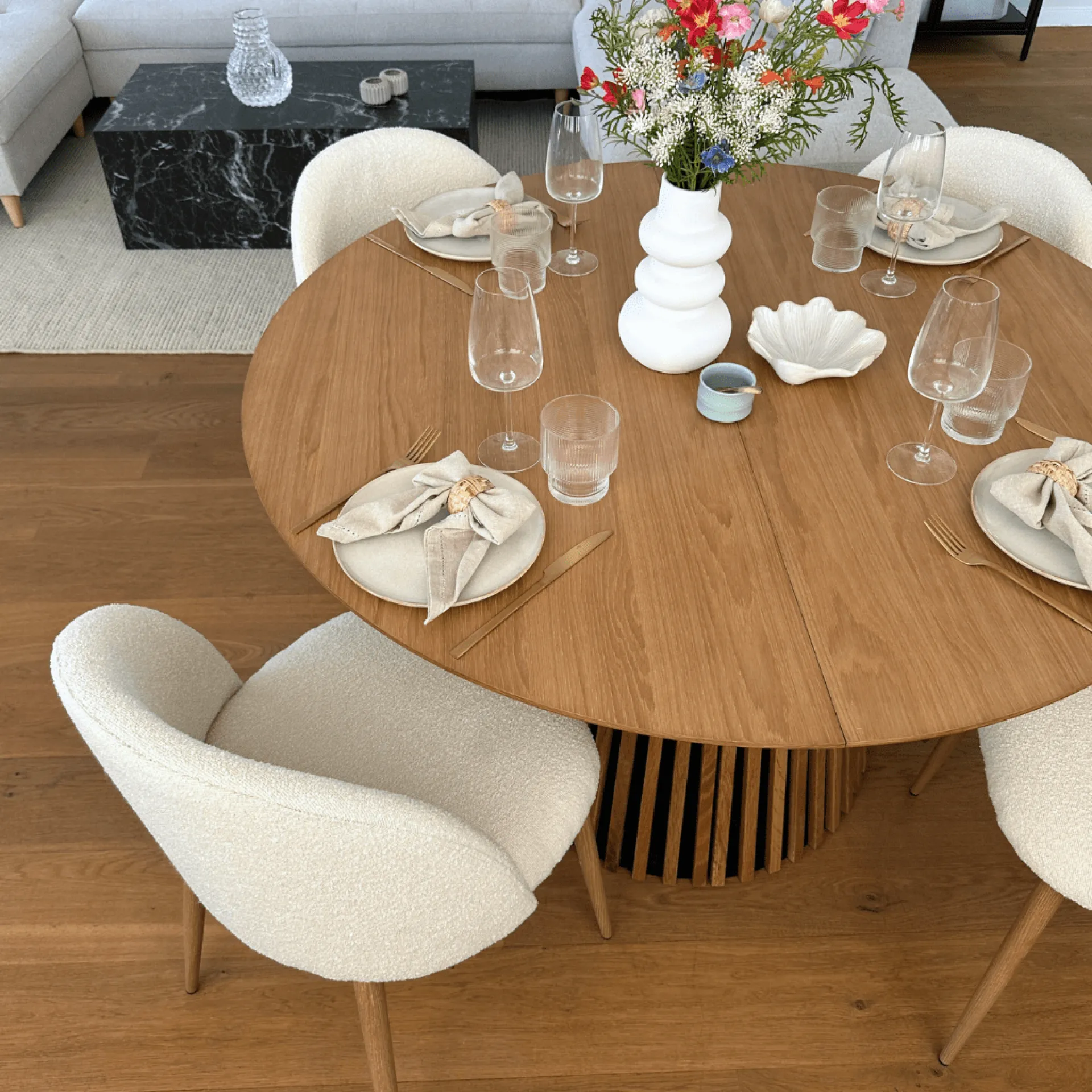 Discount Nimara Lewis - Lamel rundt Spisebord I Egefiner med udtræk 120/160/200 CM - 2x tillægsplader medfølger