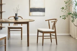 Outlet Nimara Lizzie spisebordsstol i røget bøg med polstret sæde i beige