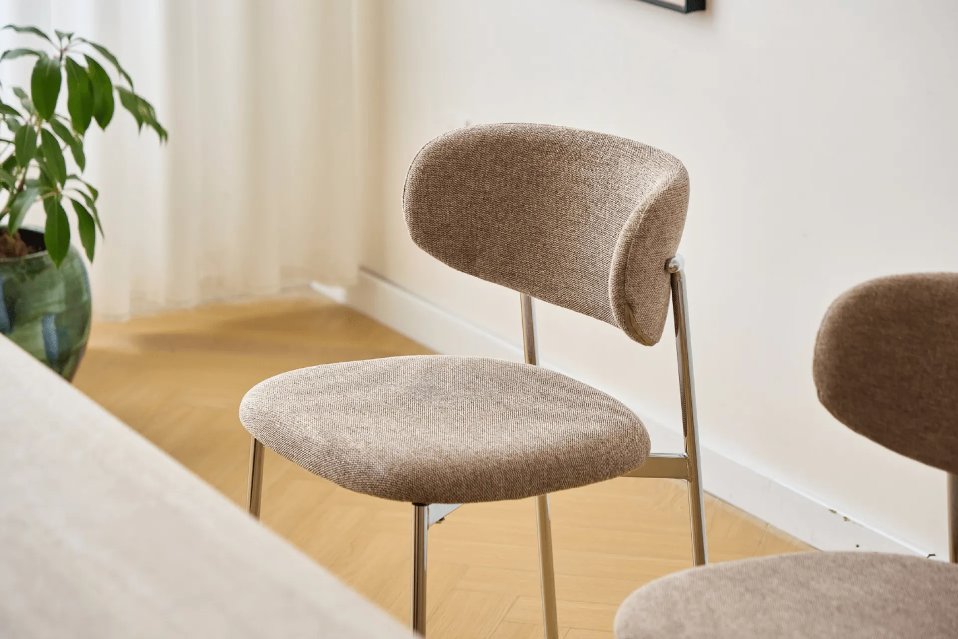 Discount Nimara Lucinda spisebodsstol i chrome med sand tekstil