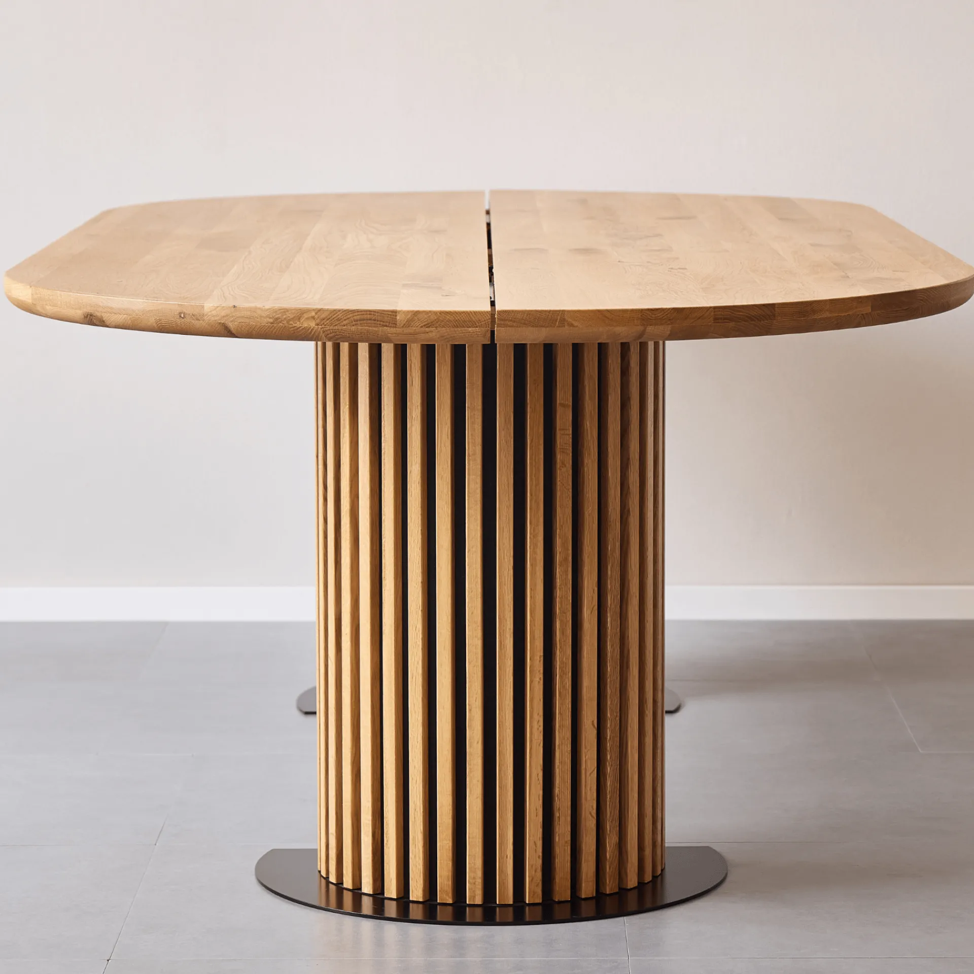 Online Nimara Matteo - Plankebord med lamelfod i olieret/natur massiv eg 300x120x77 cm