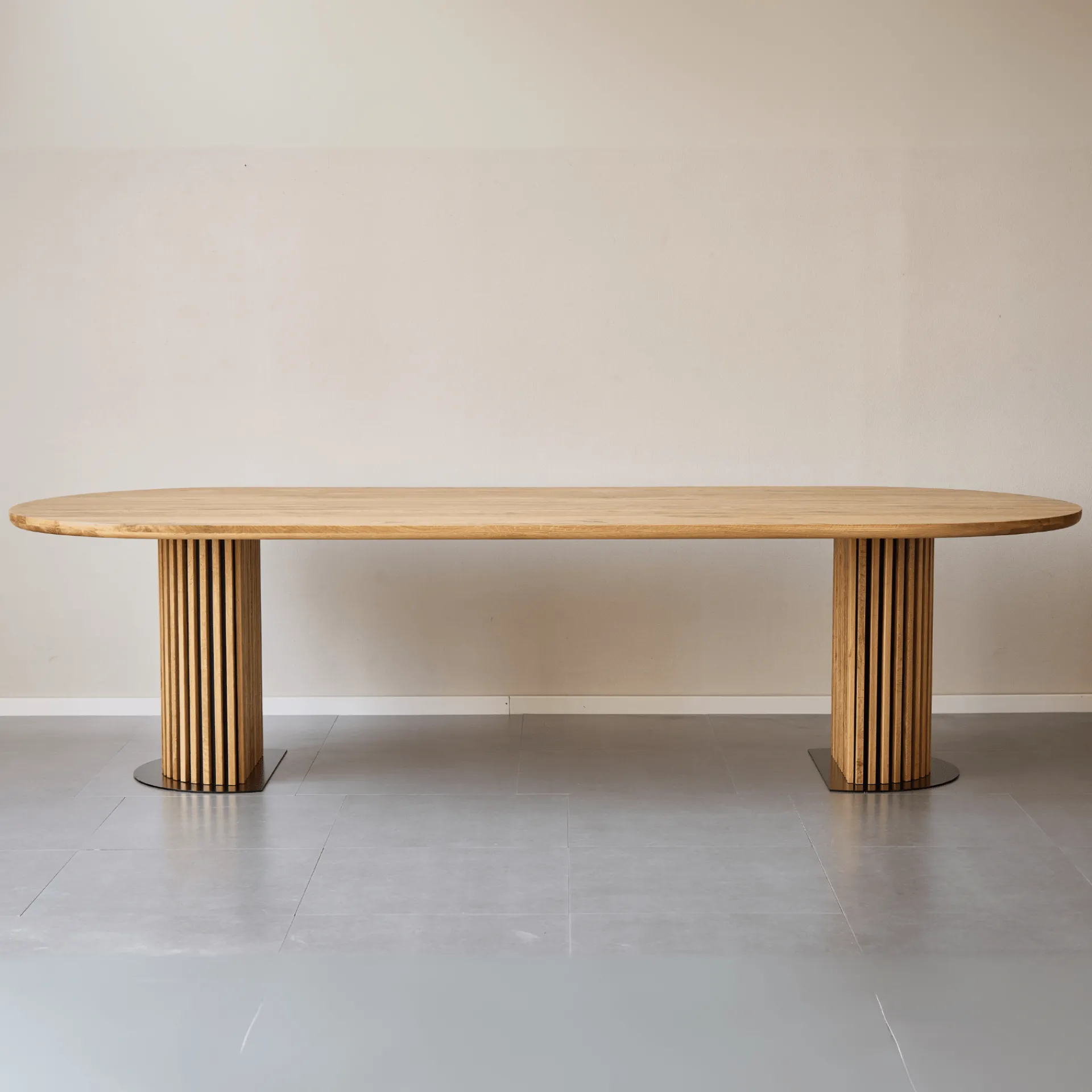 Online Nimara Matteo - Plankebord med lamelfod i olieret/natur massiv eg 300x120x77 cm