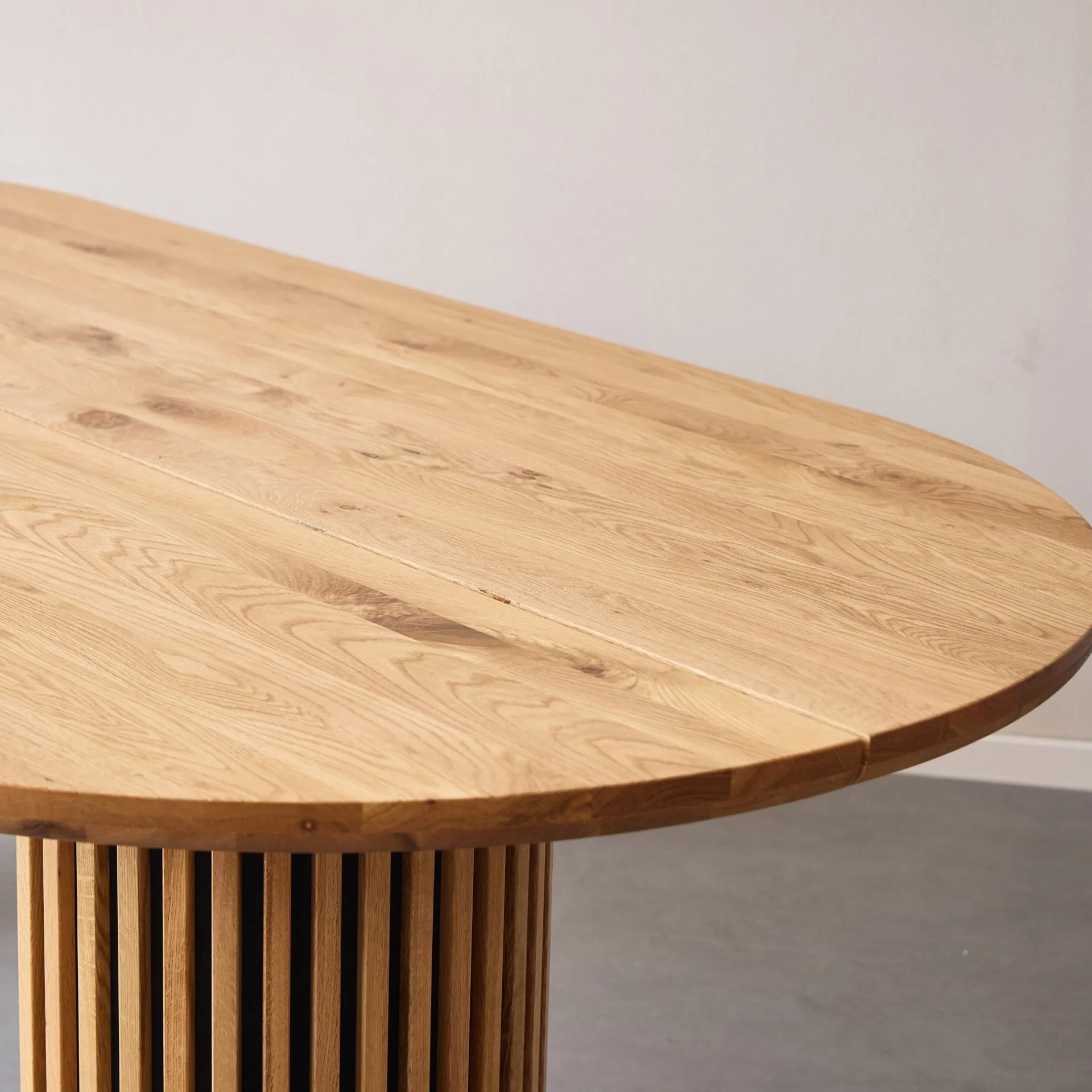 Online Nimara Matteo - Plankebord med lamelfod i olieret/natur massiv eg 300x120x77 cm