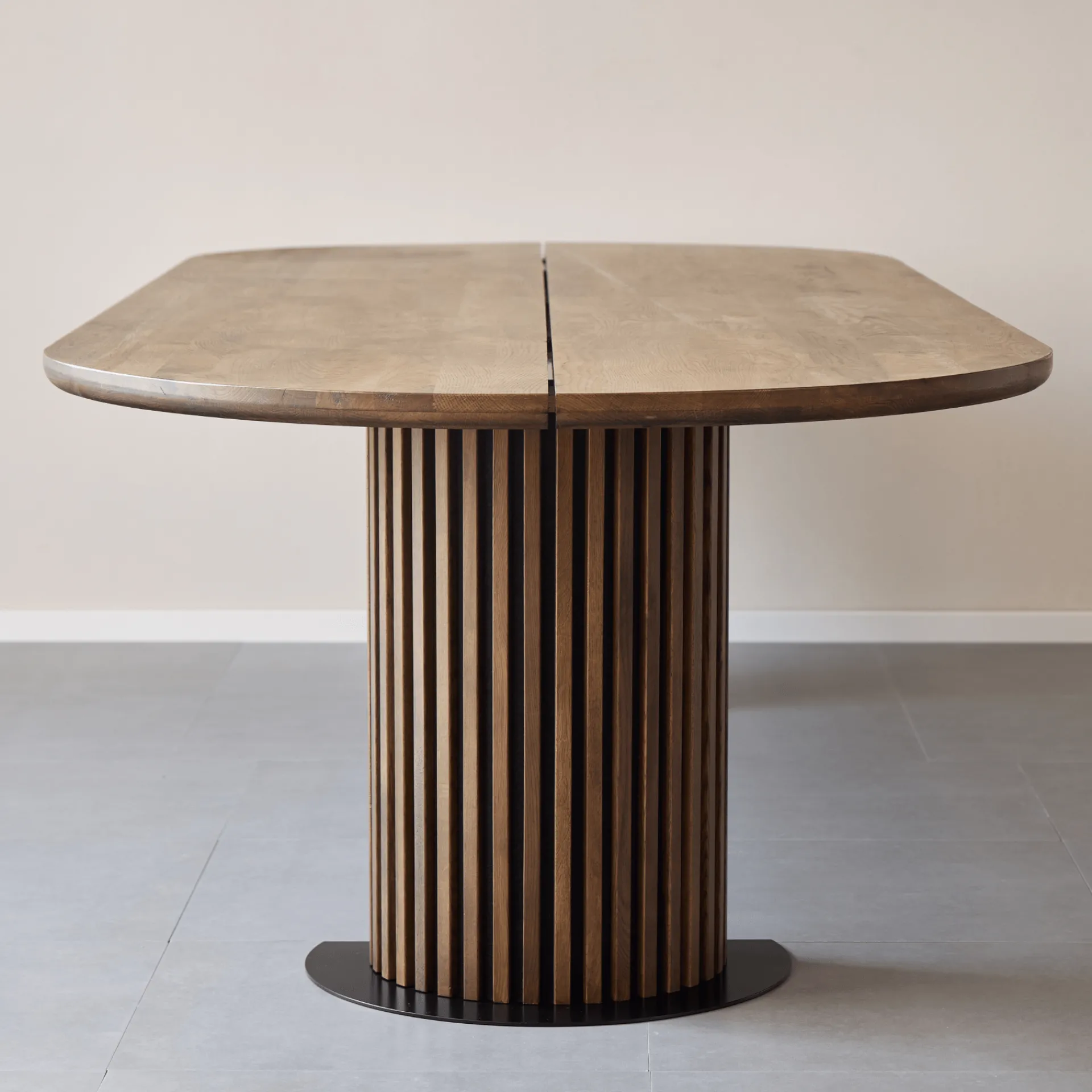 Clearance Nimara Matteo - Plankebord med lamelfod i røget massiv eg 300x120x77 cm