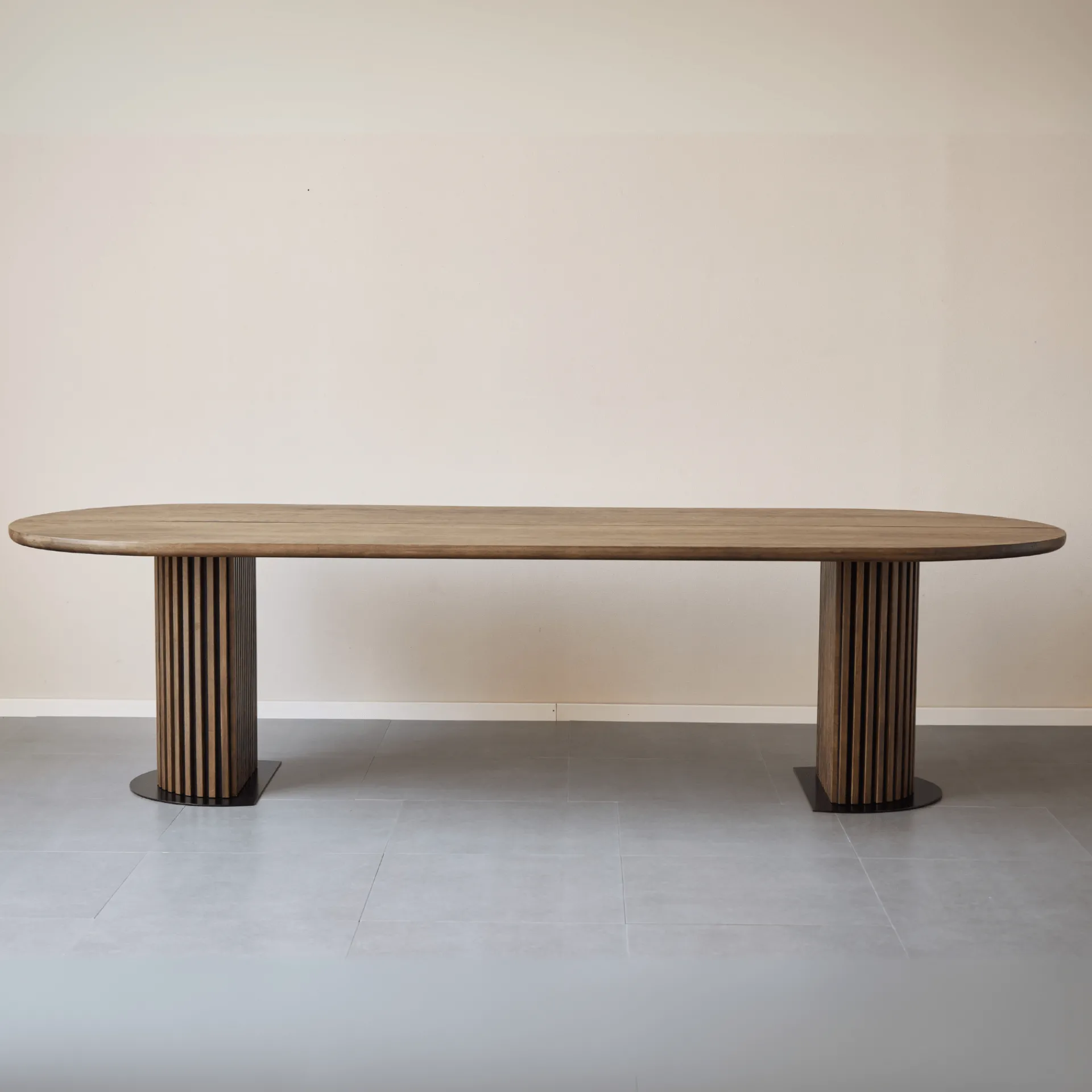 Clearance Nimara Matteo - Plankebord med lamelfod i røget massiv eg 300x120x77 cm